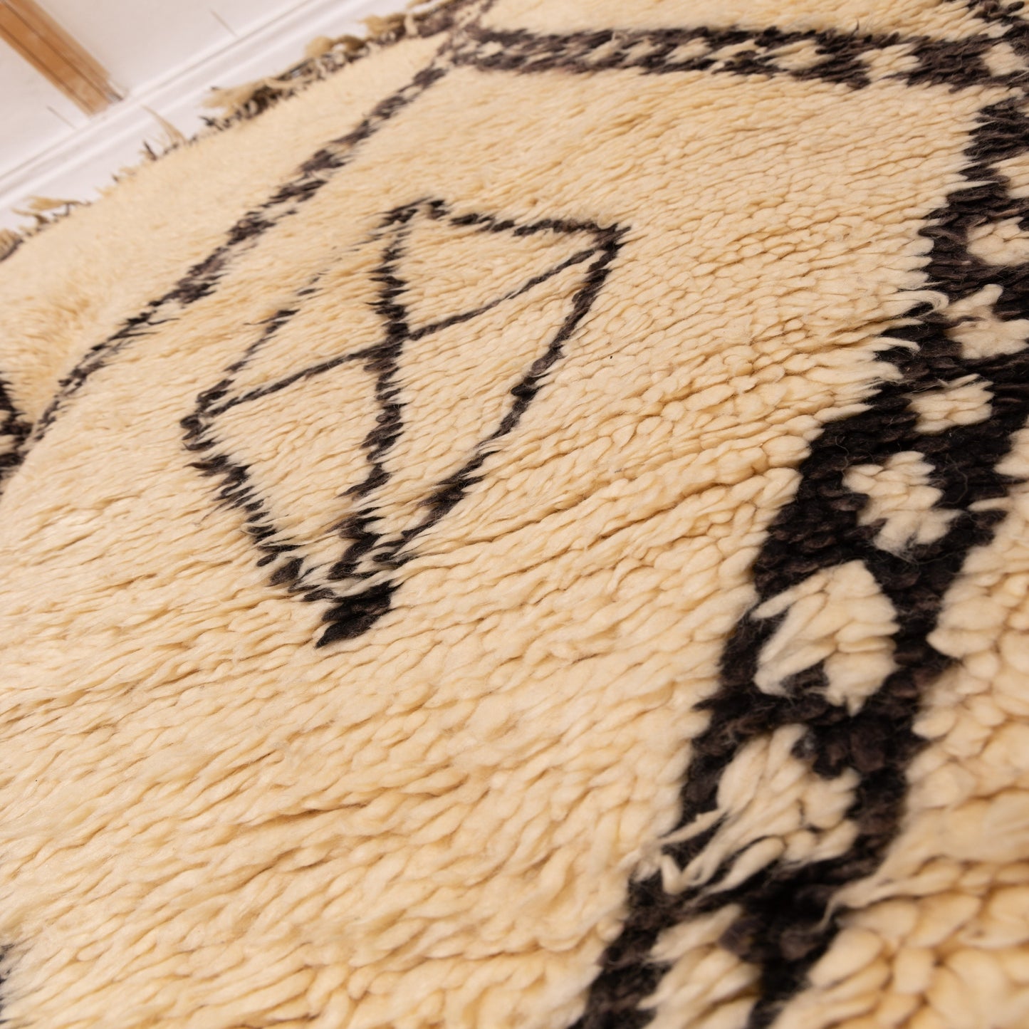 Vintage Beni Ourain Moroccan Rug | Bold Diamond & Cross Motif | Handwoven Wool Berber Carpet | Tribal Wall Hanging or Area Rug | 100% Wool  ; 8,69 ft / 4,43 ft