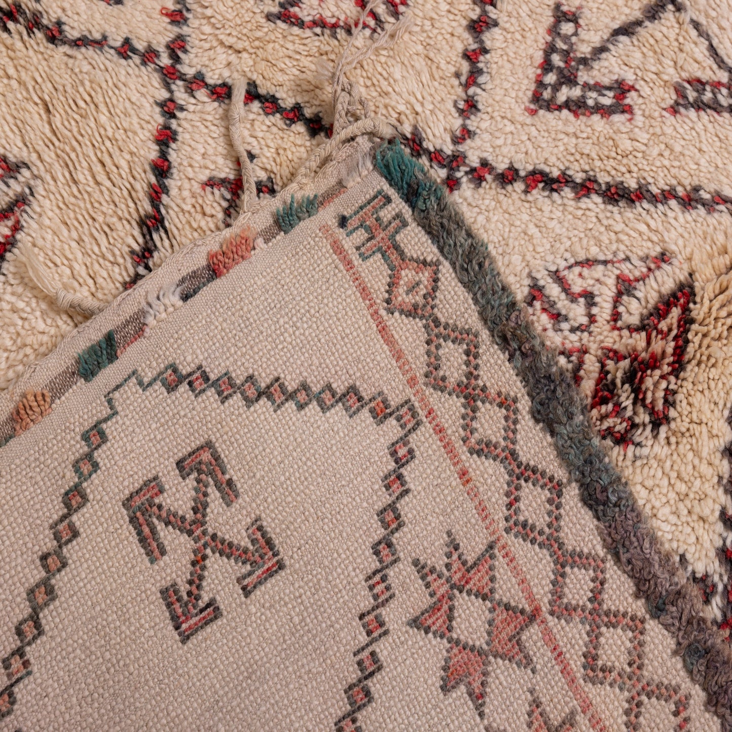 Vintage Moroccan Berber Rug – Handwoven Wool with Tribal Symbols & Red Accents ; 9,68 ft / 5,25 ft