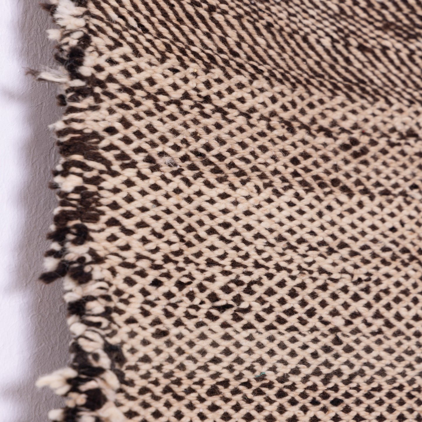 Handwoven Moroccan Akhnif Rug – Elegant Black & Ivory Berber Wool Weave ; 4,92 ft / 3,61 ft