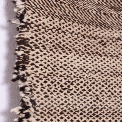 Handwoven Moroccan Akhnif Rug – Elegant Black & Ivory Berber Wool Weave ; 4,92 ft / 3,61 ft