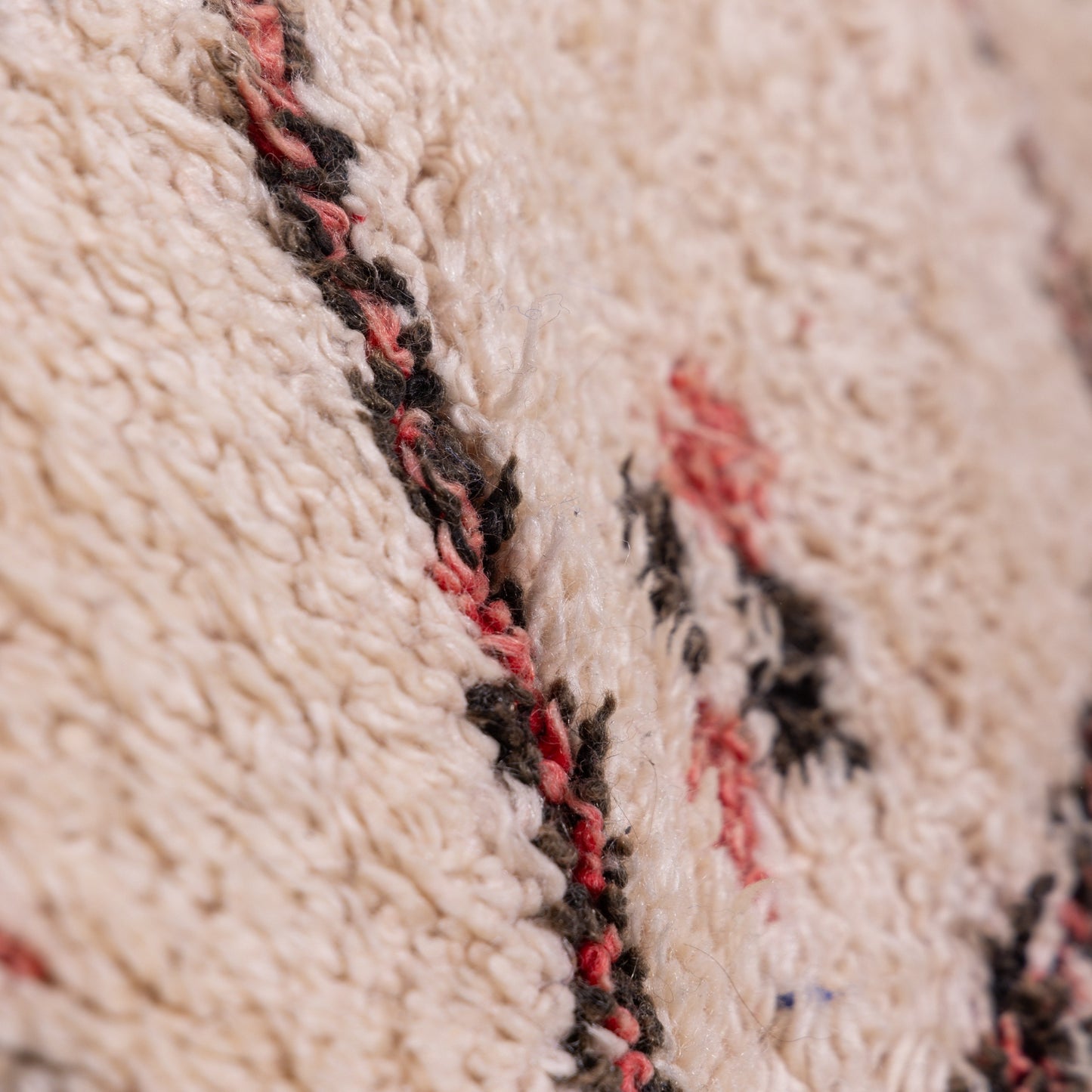 Vintage Moroccan Berber Rug – Handwoven Wool with Subtle Floral Accents ; 10,33 ft / 5,74 ft