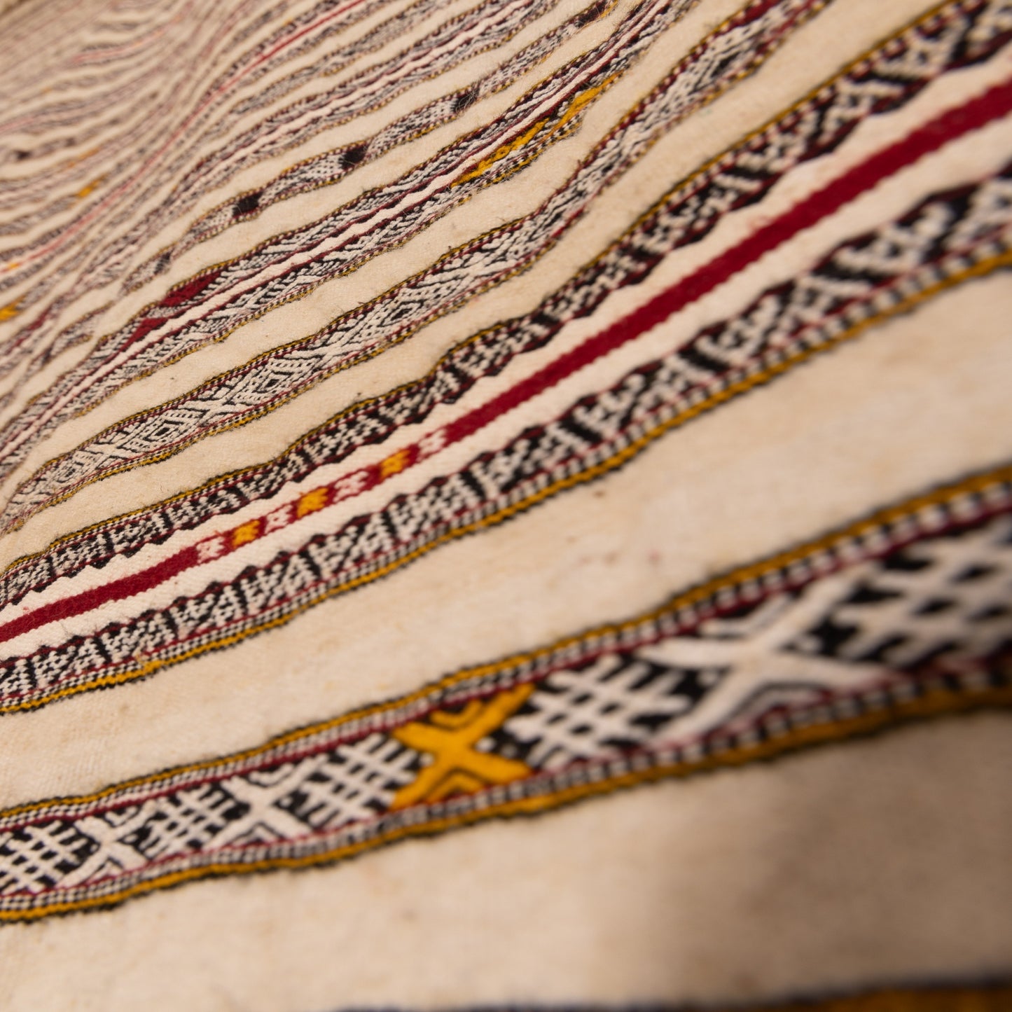 Handwoven Vintage Moroccan Handira Rug | Traditional Berber Wool Blanket | Neutral Striped Bohemian Rug | Unique Moroccan Wedding Blanket ; 8,86 ft / 5,25 ft