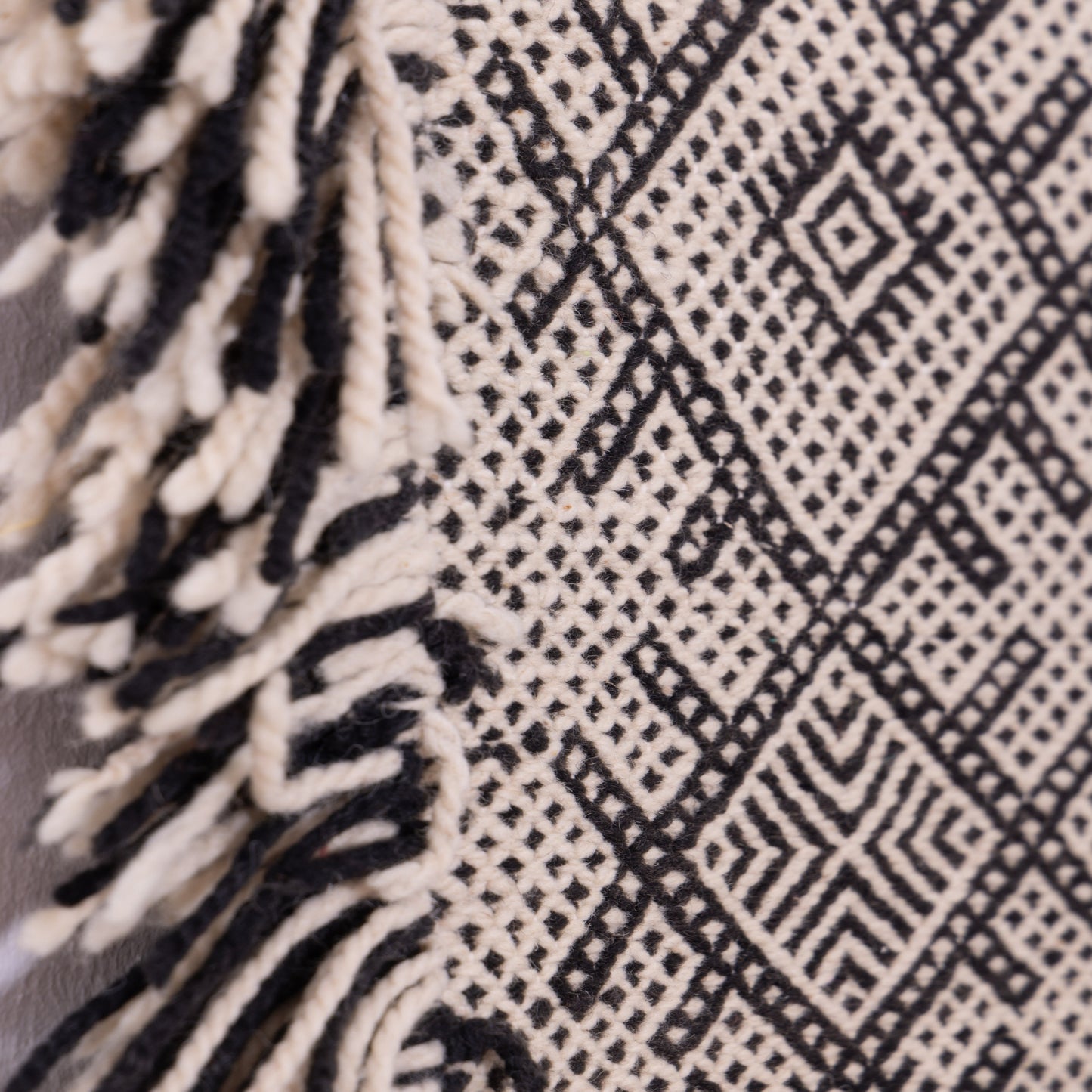 Handwoven Moroccan Akhnif Rug – Black & Ivory Berber Wool Rug ; 5,91 ft / 3,44 ft