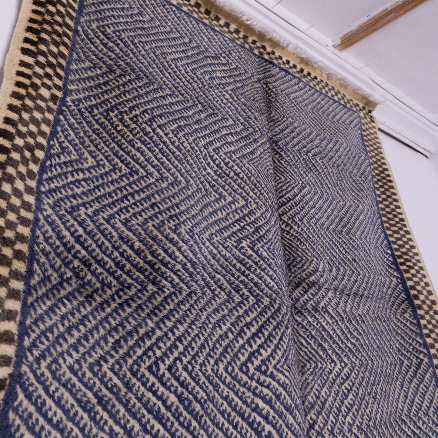 Handwoven Taznakht Moroccan Rug – 100% Wool Black & Blue Geometric Carpet – Authentic Berber Craftsmanship – High Atlas Artisan Weaving ;  8,86 ft / 5,09 ft