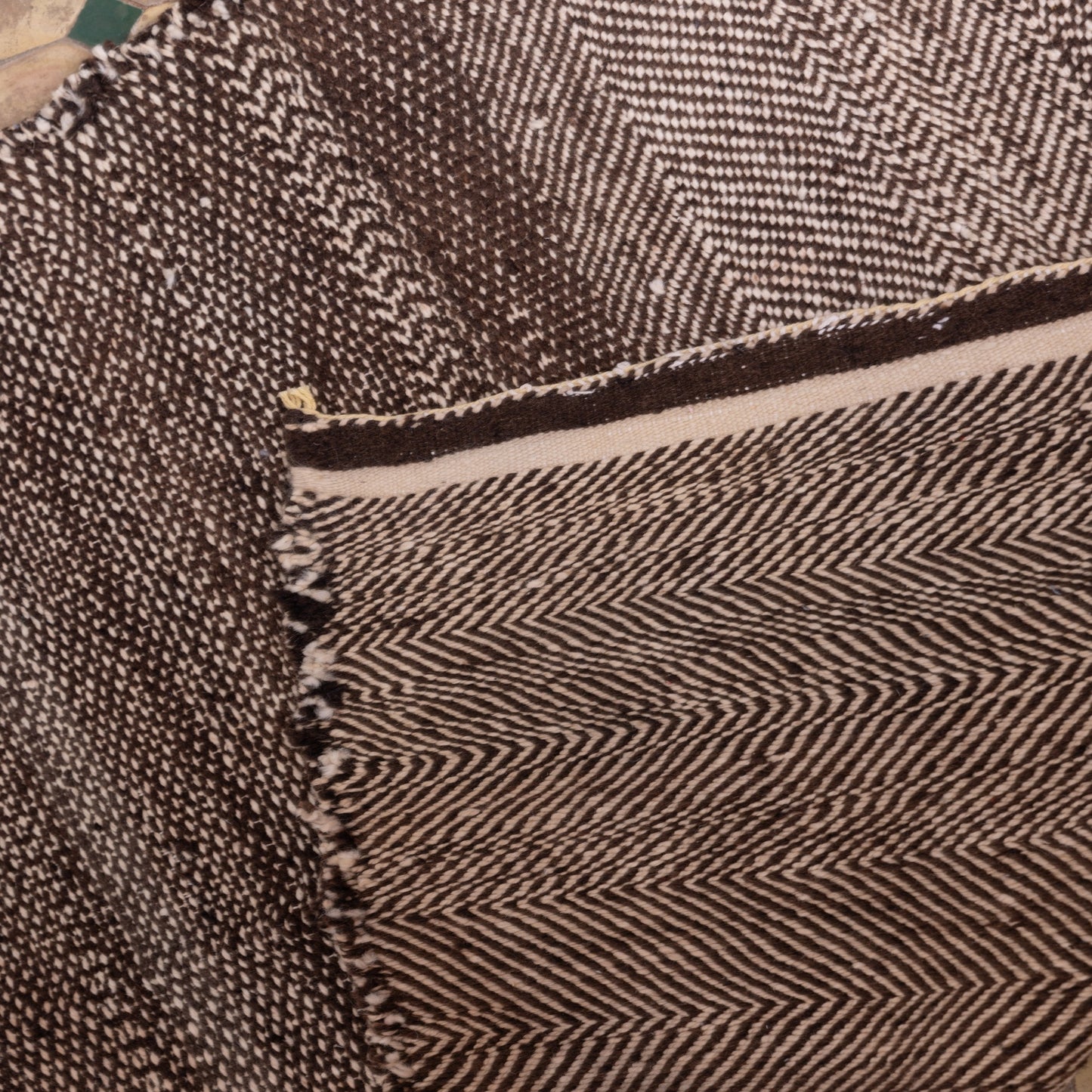 Handwoven Moroccan Akhnif Rug – Elegant Black & Ivory Berber Wool Weave ; 4,92 ft / 3,61 ft