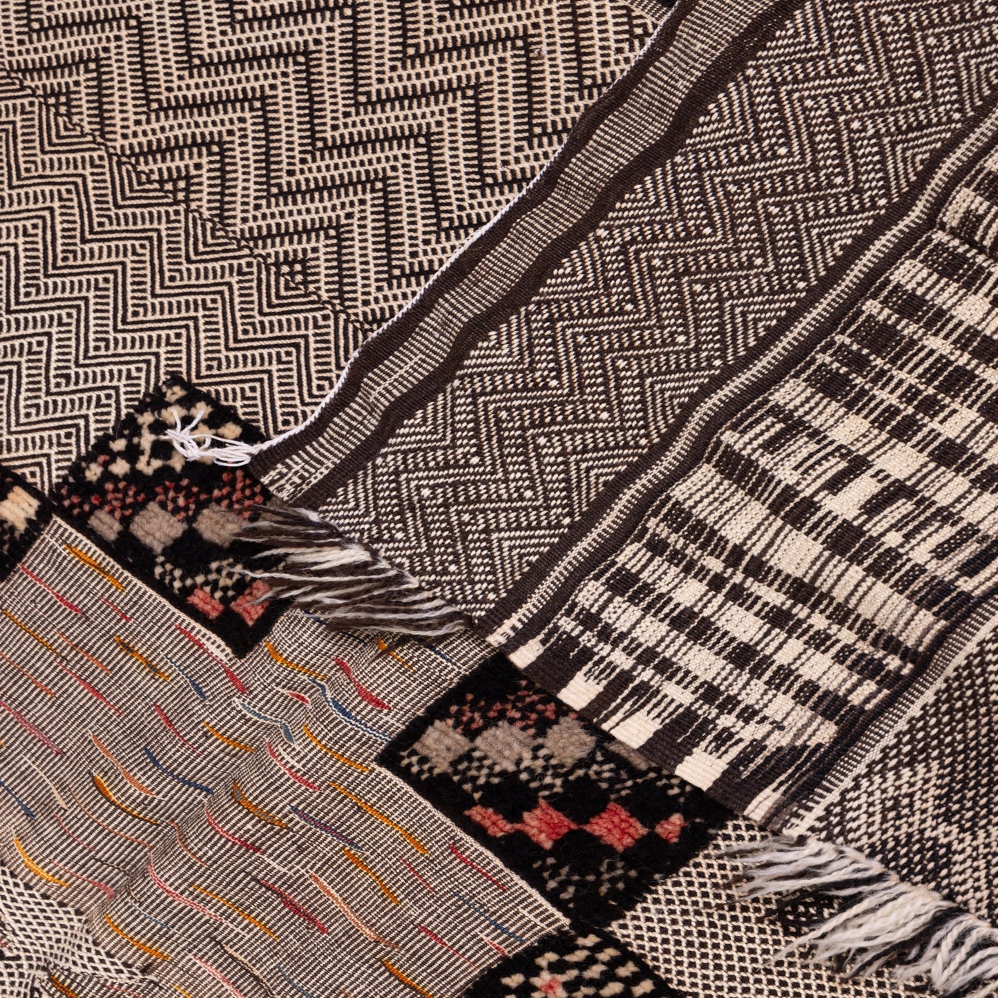 Handwoven Akhnif Rug – Moroccan Berber Artistry in Black & Beige ;  5,25 ft / 3,61 ft