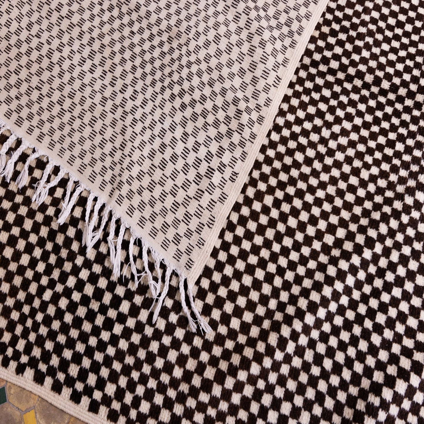 Handwoven Taznakht Moroccan Rug – Black & Beige Checkerboard Wool Blend Carpet – 70% Wool, 30% Cotton – Authentic Berber Rug for Modern & Boho Homes ; 10,66 ft / 6,40 ft