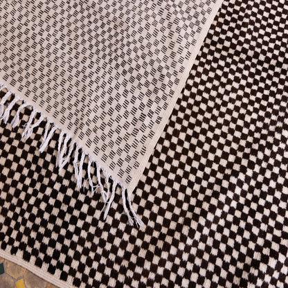 Handwoven Taznakht Moroccan Rug – Black & Beige Checkerboard Wool Blend Carpet – 70% Wool, 30% Cotton – Authentic Berber Rug for Modern & Boho Homes ; 10,66 ft / 6,40 ft