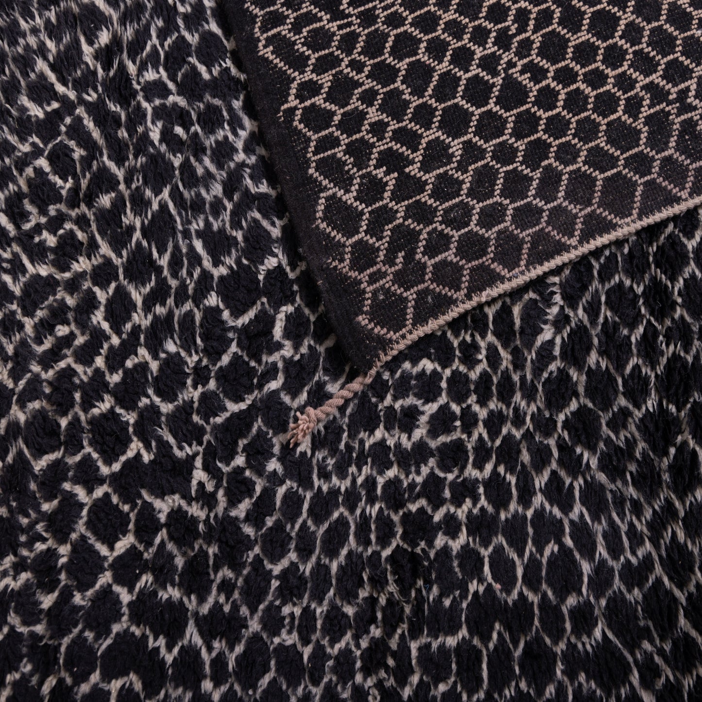 Handwoven Black Moroccan Mrirt Wool Rug – Luxurious Berber Carpet with Abstract Design