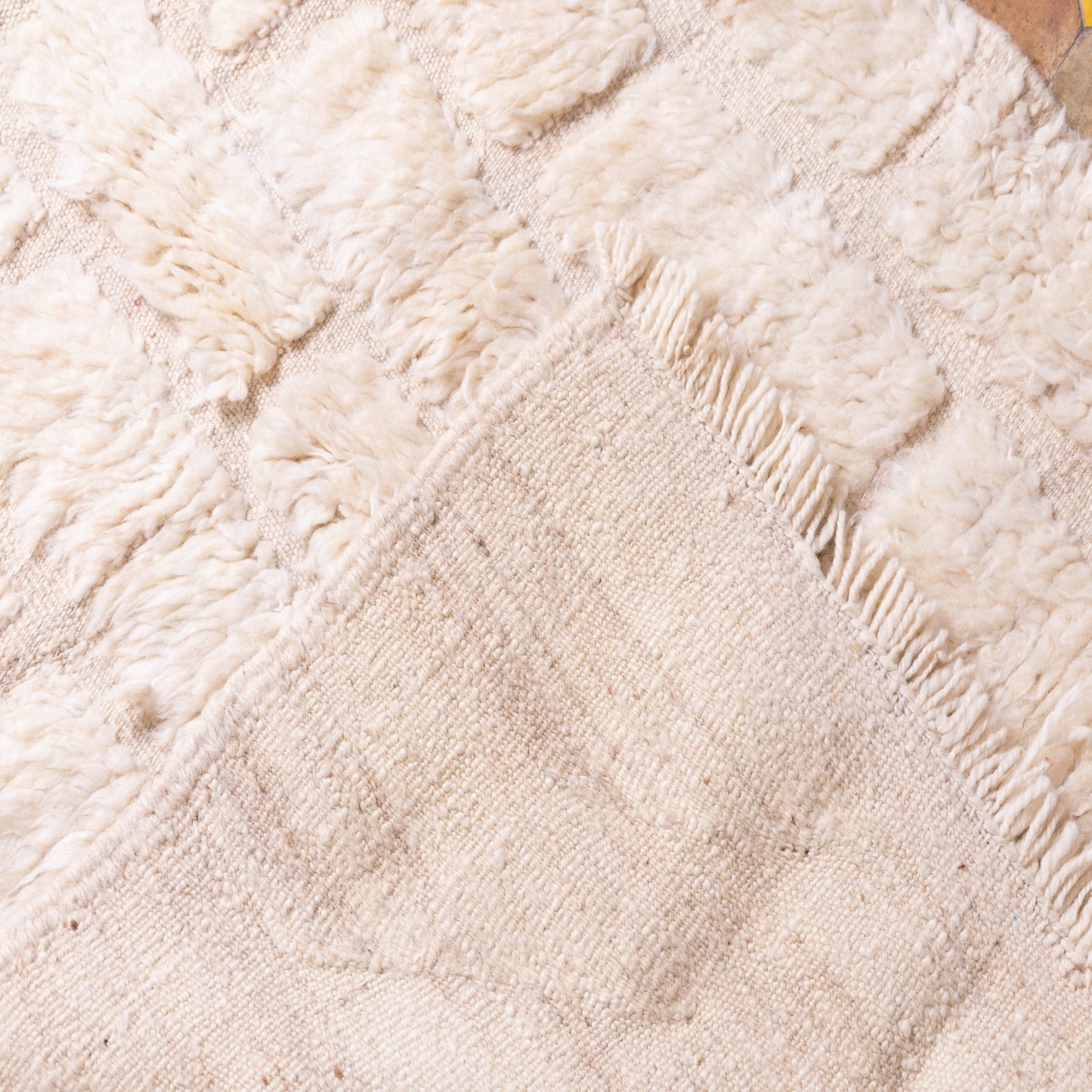 Handwoven Taznakht Moroccan Rug – 100% Wool Cream & Beige Textured Carpet – Authentic Berber Artisan Weaving – Minimalist Geometric Design ; 4,92 ft / 3,28 ft