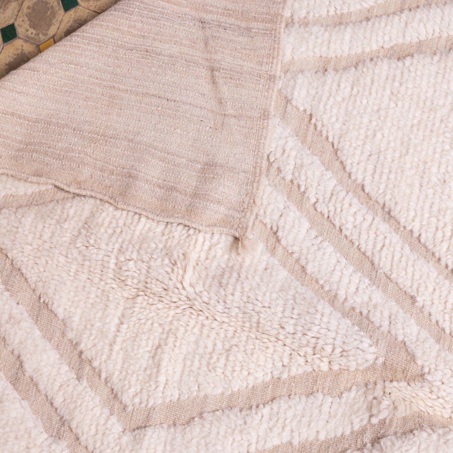 Handwoven Taznakht Moroccan Rug – 100% Wool Cream & Beige Geometric Carpet – Minimalist Berber Tribal Design – Authentic High Atlas Weaving ; 8,37 ft / 5,25 ft