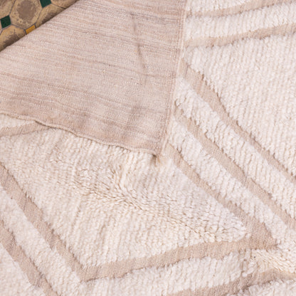 Handwoven Taznakht Moroccan Rug – 100% Wool Cream & Beige Geometric Carpet – Minimalist Berber Tribal Design – Authentic High Atlas Weaving ; 8,37 ft / 5,25 ft