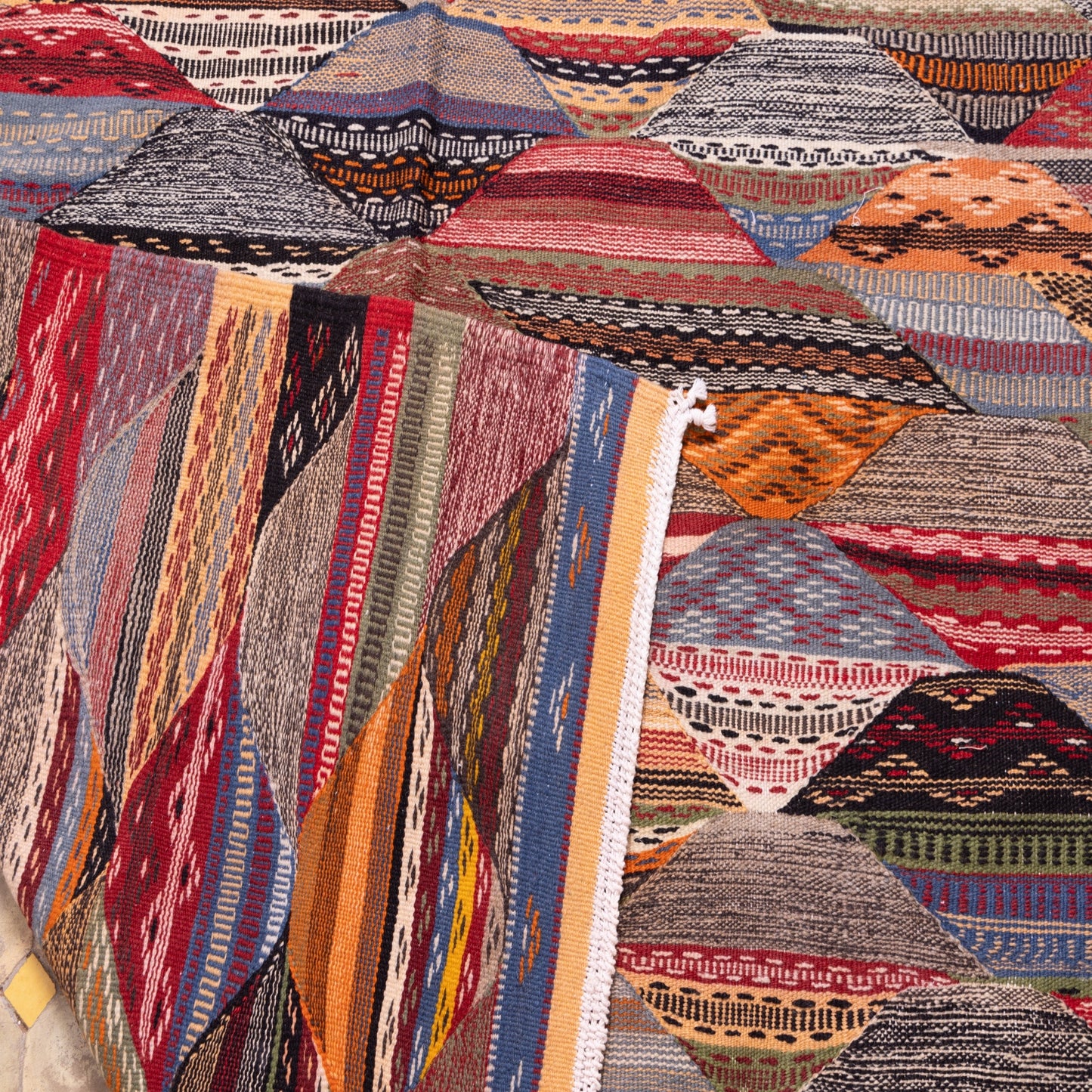 Handwoven Moroccan Akhnif Rug – A Stunning Tapestry of Colors ; 5,25 ft / 4,59 ft