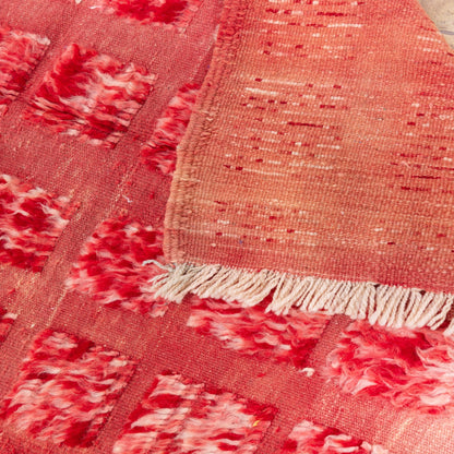 Handwoven Taznakht Moroccan Rug – 100% Wool Red & Beige Checkerboard Carpet – Authentic Berber Artisan Weaving – Warm Geometric Design ; 4,76 ft / 3,12 ft