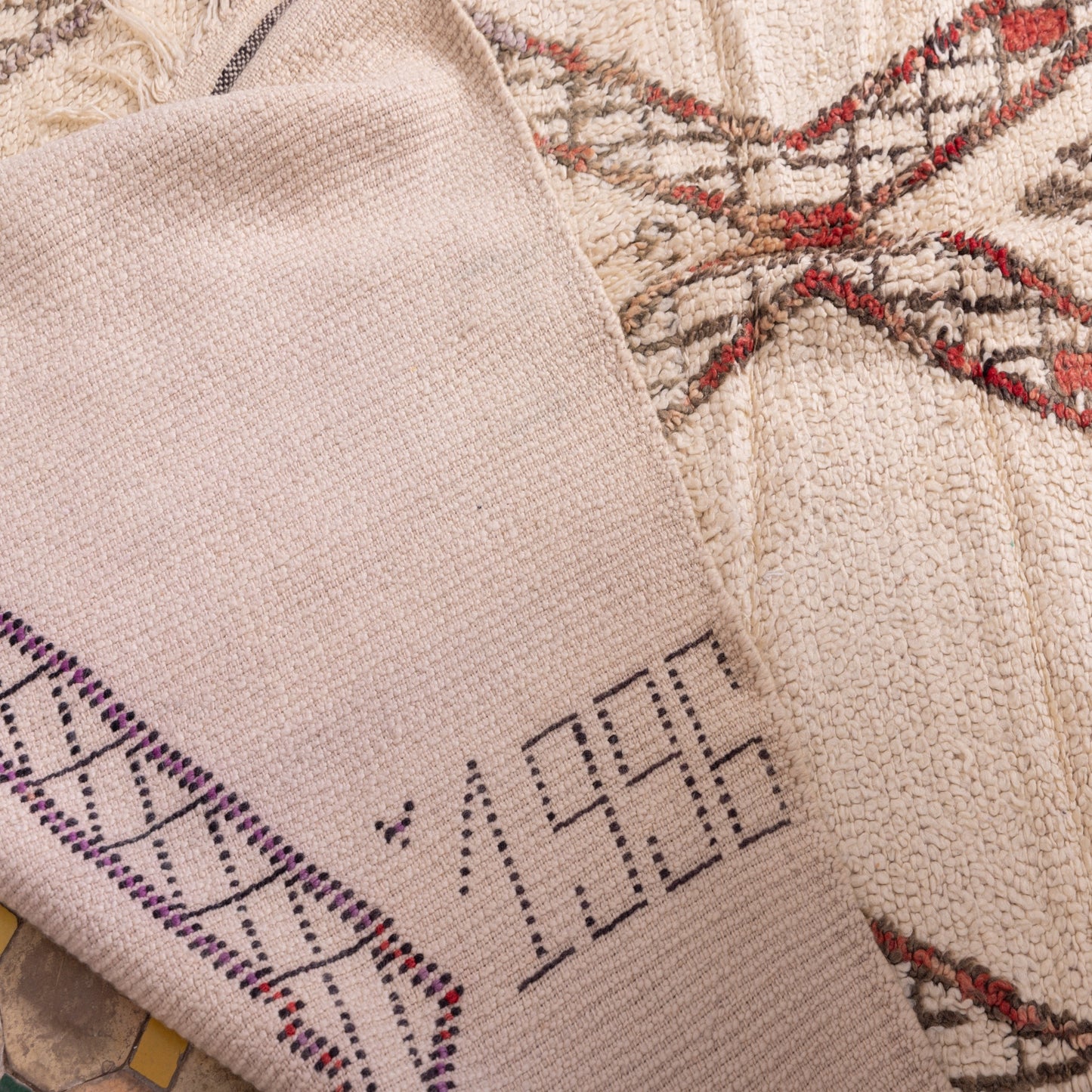 Vintage Moroccan Berber Rug – Handwoven Wool with Tribal Geometric Patterns ; 8,37f t / 5,74 ft