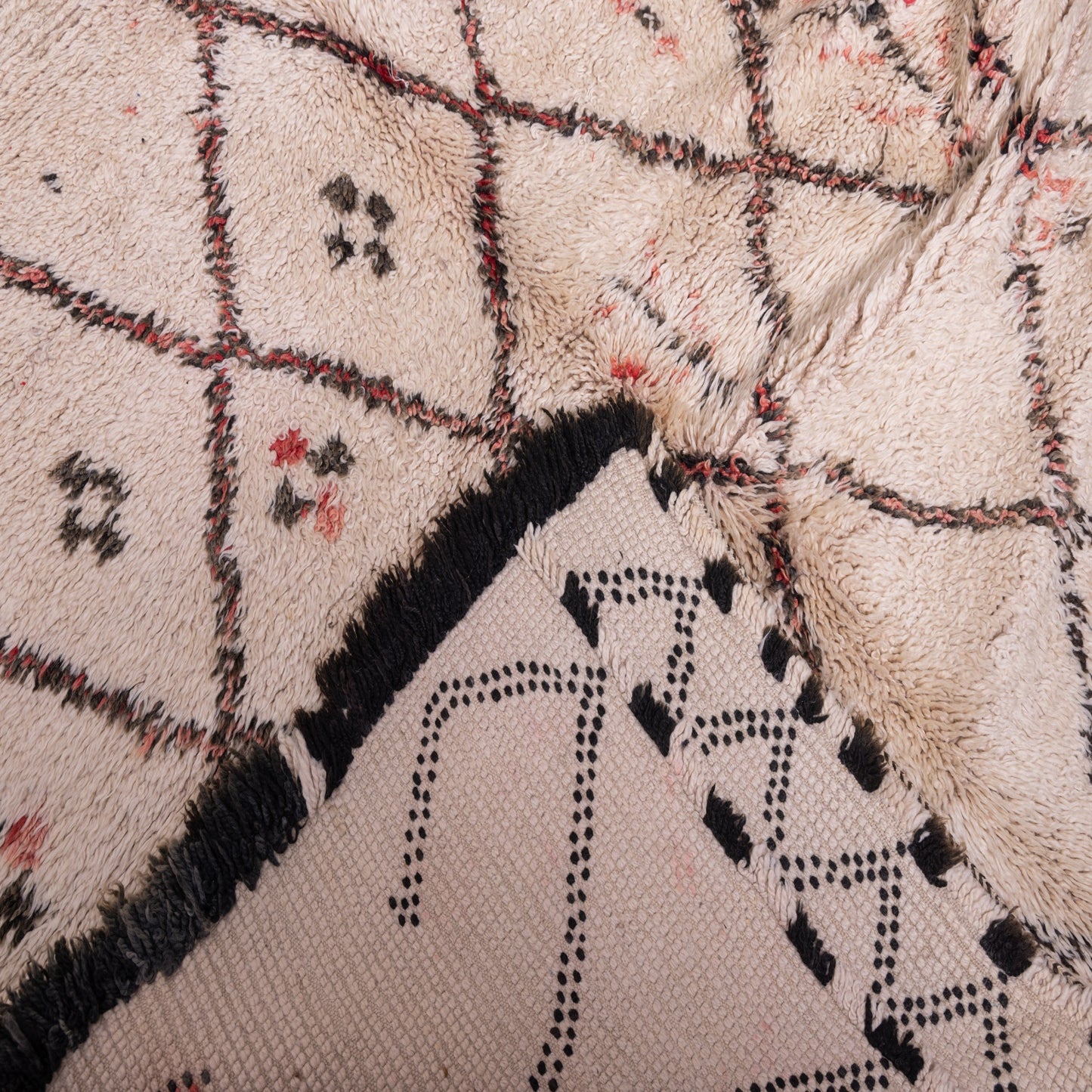 Vintage Moroccan Berber Rug – Handwoven Wool with Subtle Floral Accents ; 10,33 ft / 5,74 ft