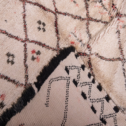 Vintage Moroccan Berber Rug – Handwoven Wool with Subtle Floral Accents ; 10,33 ft / 5,74 ft