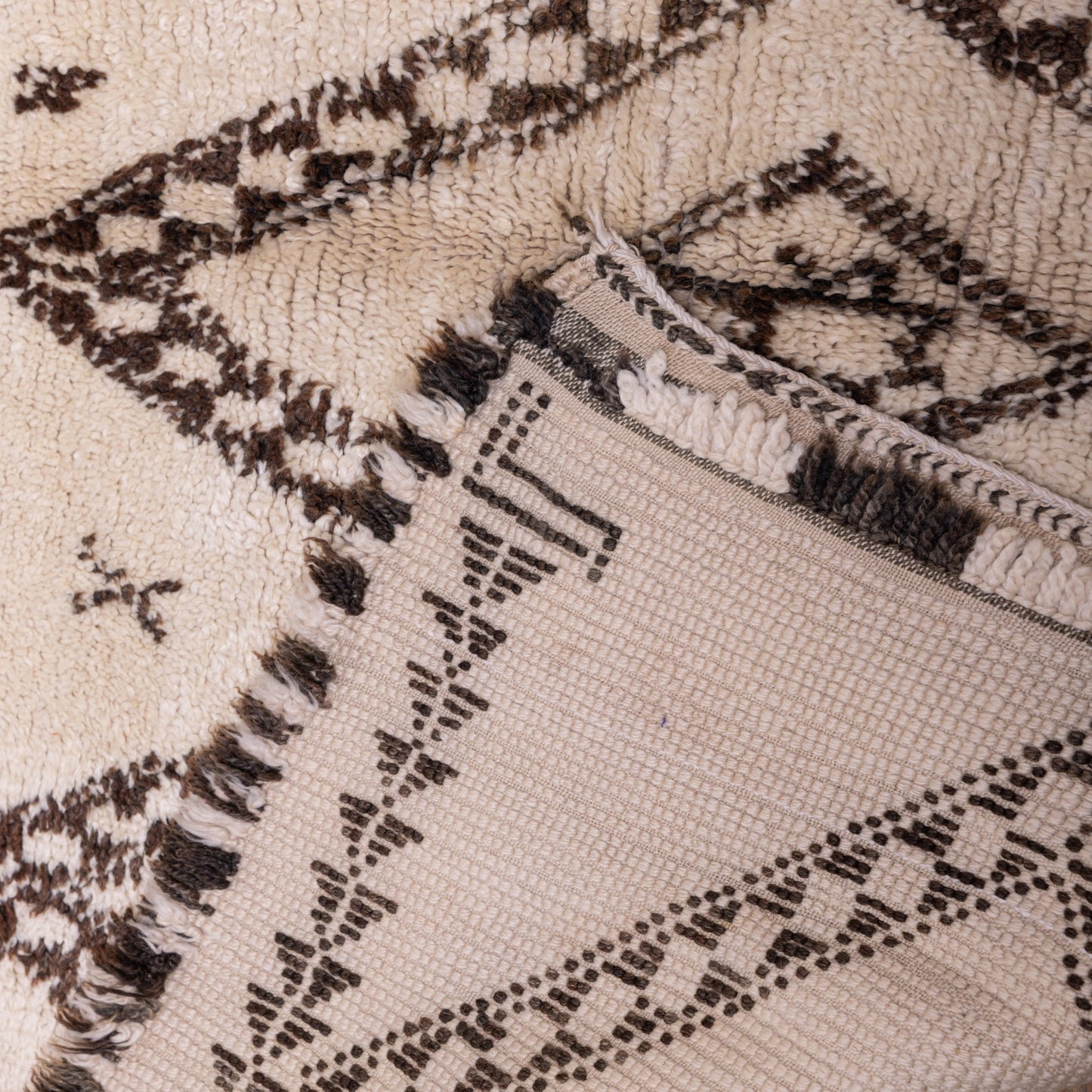 Vintage Moroccan Azilal Rug | Handwoven Wool Berber Carpet | Unique Tribal Diamond & Symbol Motif ; 8,69 ft / 6,23 ft