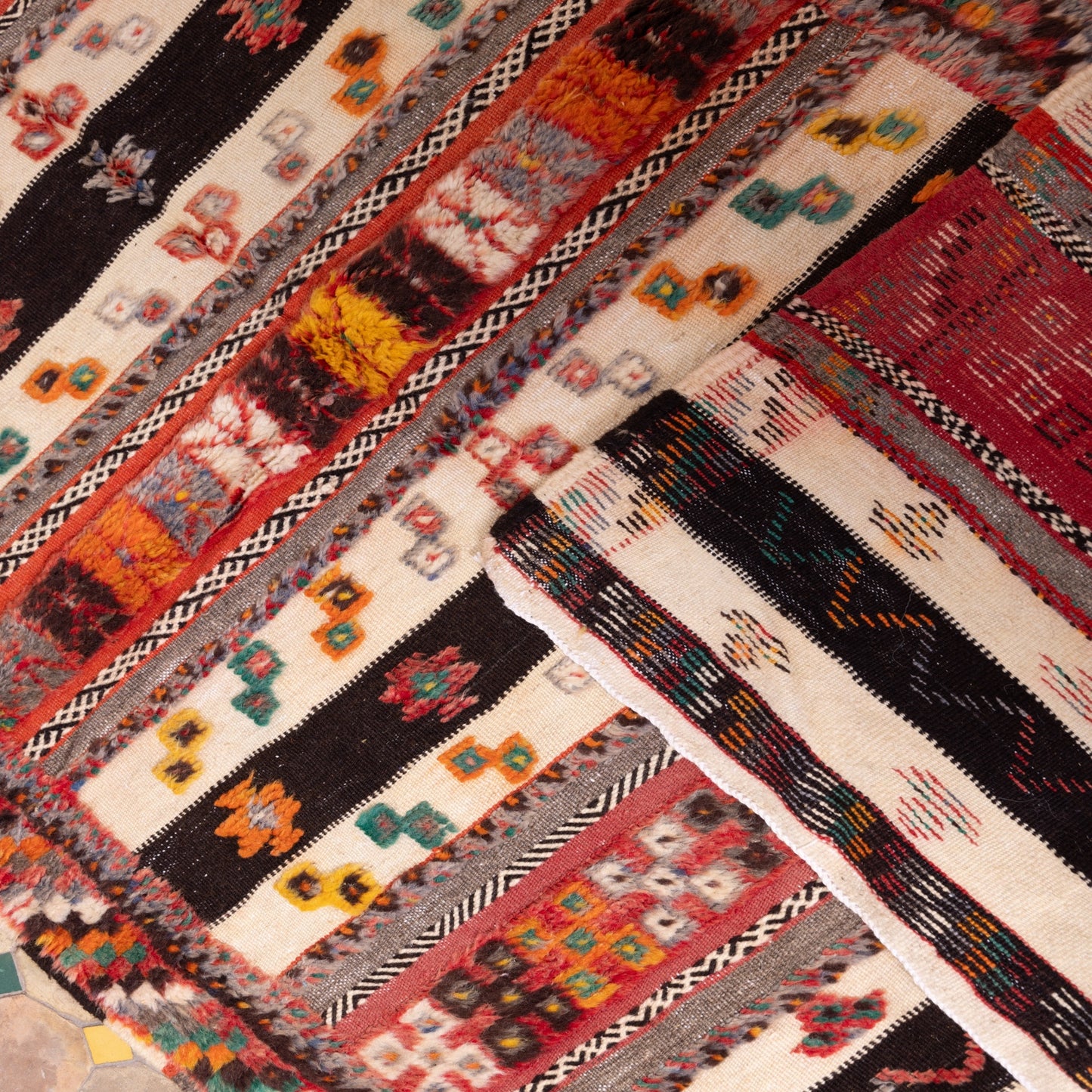 Handwoven Akhnif Berber Rug – Moroccan Kilim Tapestry with Tribal Motifs ; 5,25 ft / 3,44 ft