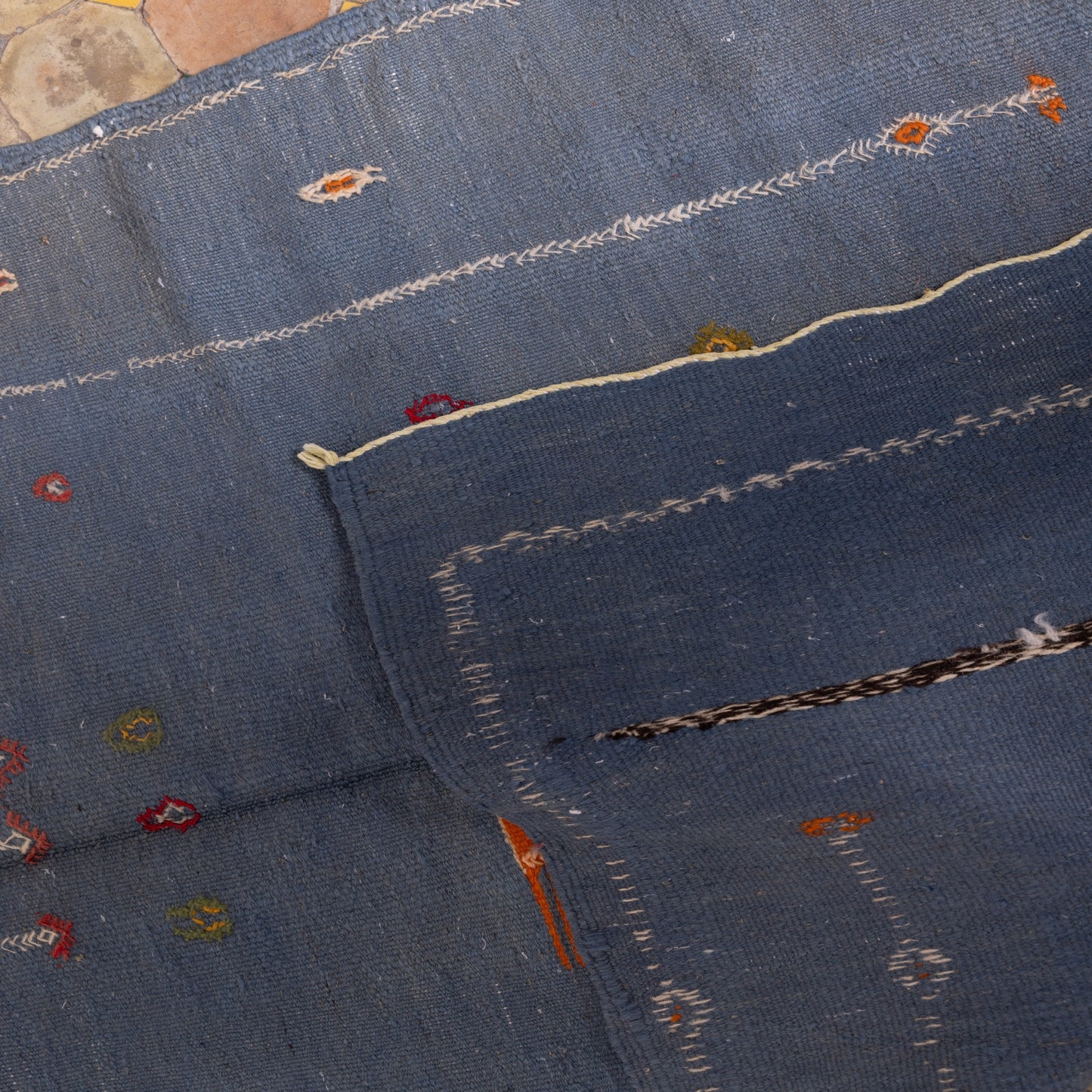 Handwoven Moroccan Akhnif Rug – Timeless Berber Wool & Cotton Carpet in Deep Blue & Terracotta