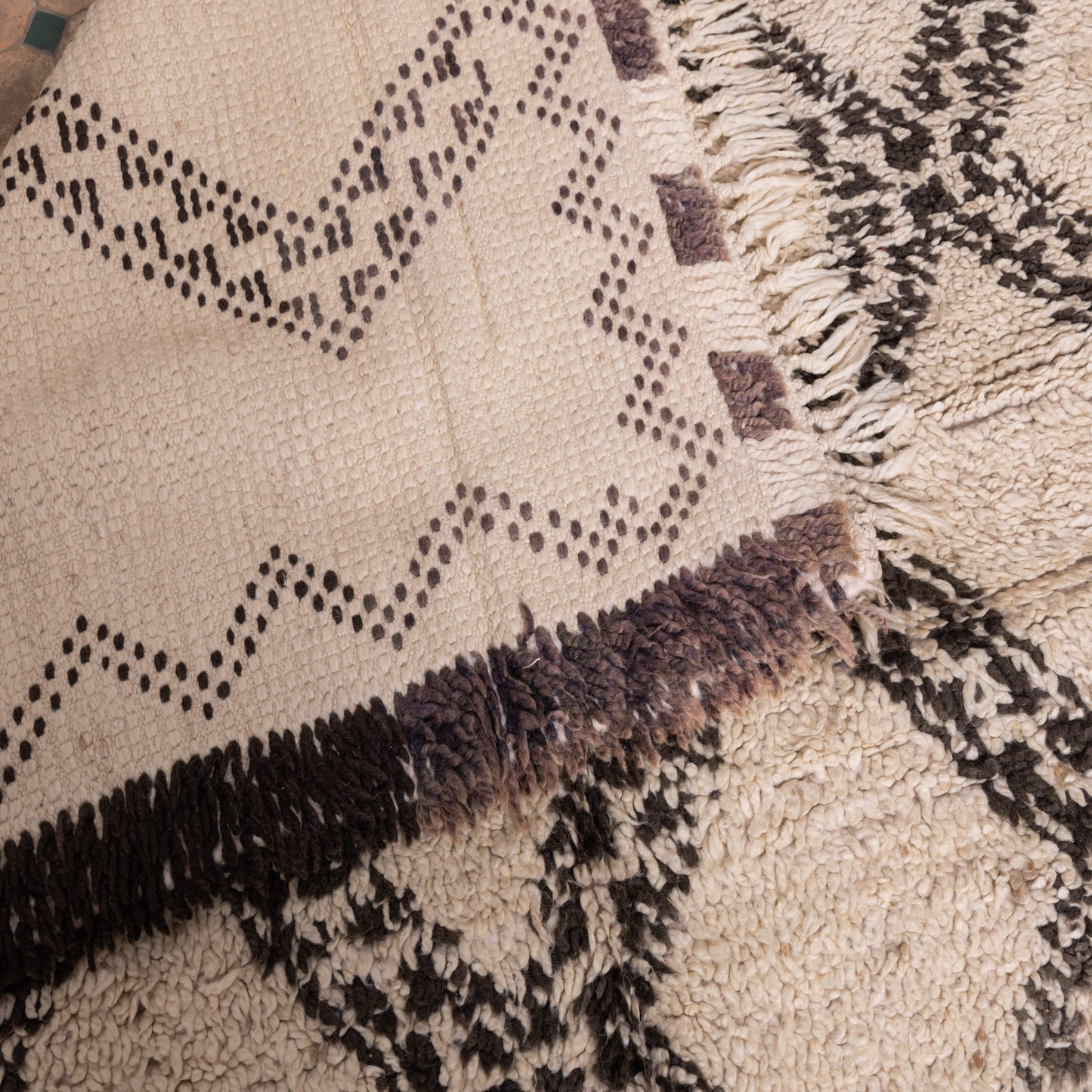 Vintage Moroccan Berber Rug – Handwoven Wool Carpet with Tribal Diamond Patterns ; 8,37 ft / 6,07 ft