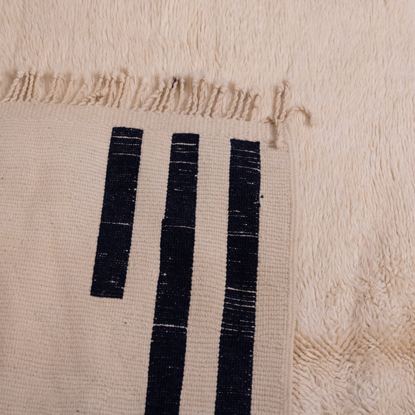 Handwoven Moroccan Mrirt Wool Rug – Minimalist Geometric Design