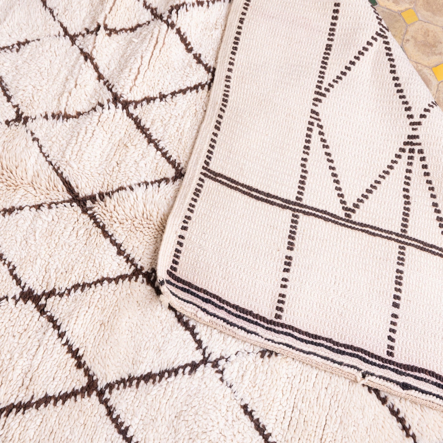 Authentic Moroccan Beni Ourain Rug | Handwoven Wool Berber Carpet with Diamond Grid & Framed Border ;  8,53 ft / 5,58 ft