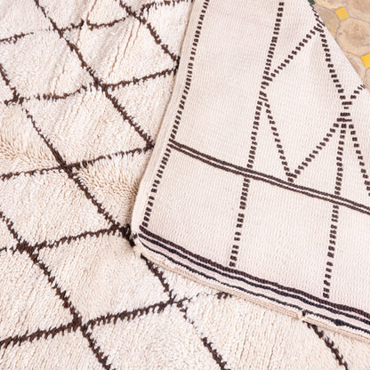 Authentic Moroccan Beni Ourain Rug | Handwoven Wool Berber Carpet with Diamond Grid & Framed Border ;  8,53 ft / 5,58 ft