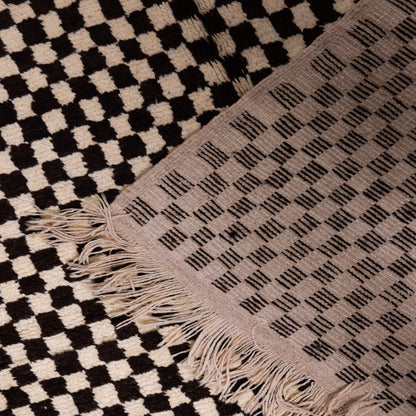 Handwoven Taznakht Moroccan Rug – 100% Wool Black & Beige Checkerboard Carpet – Authentic Berber Craftsmanship – Geometric Minimalist Design ; 7,87 ft / 4,76 ft