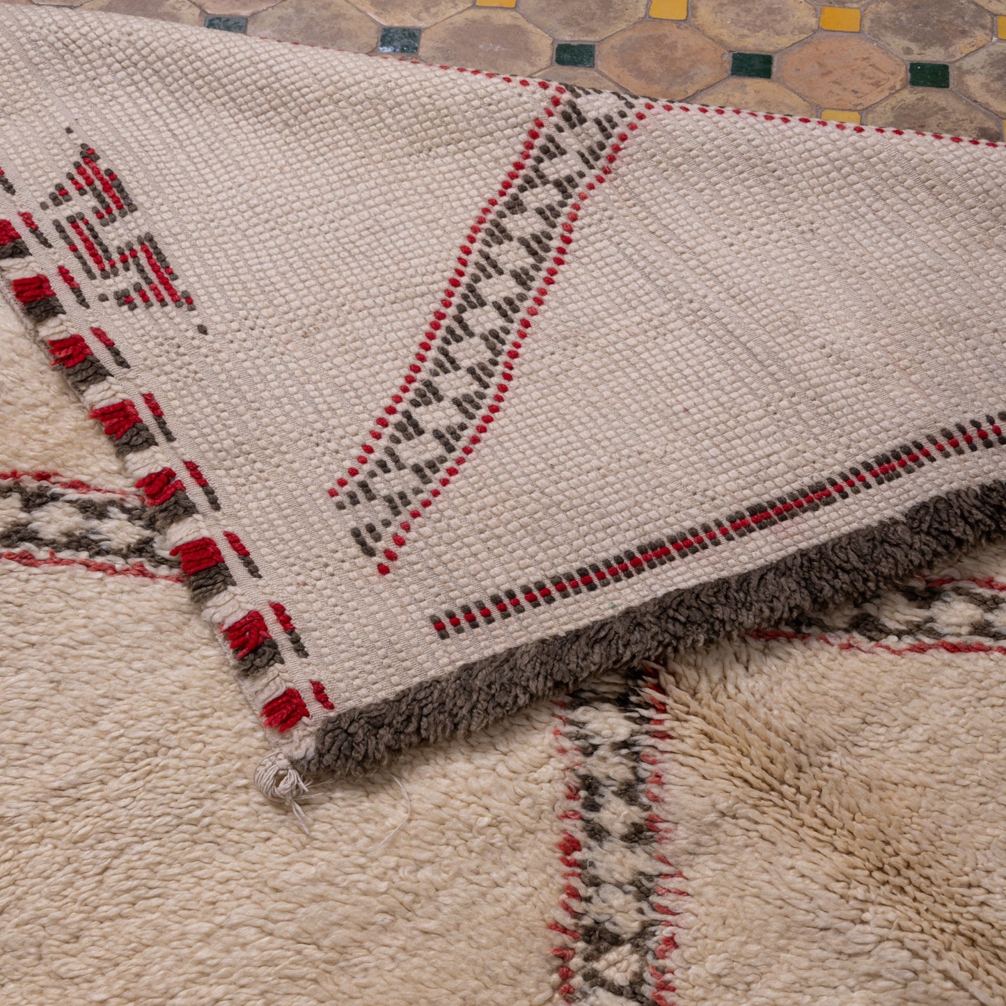 Vintage Moroccan Berber Rug – Handwoven Wool Carpet with Red & Black Tribal Diamonds ; 10,66 ft / 5,91 ft