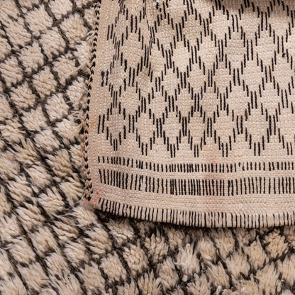 Vintage Moroccan Berber Rug – Handwoven Wool with Classic Diamond Motif ; 10,17 ft /  6,23 ft