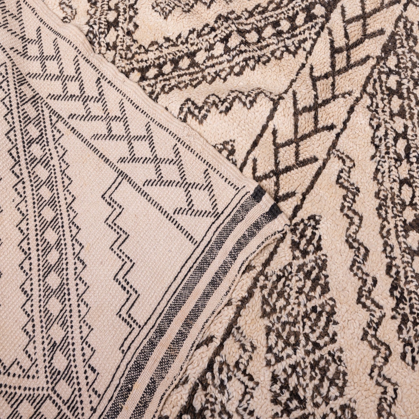 Vintage Moroccan Berber Rug – Handwoven Wool Carpet with Unique Chevron Tribal Pattern ; 11,81 ft / 6,56 ft