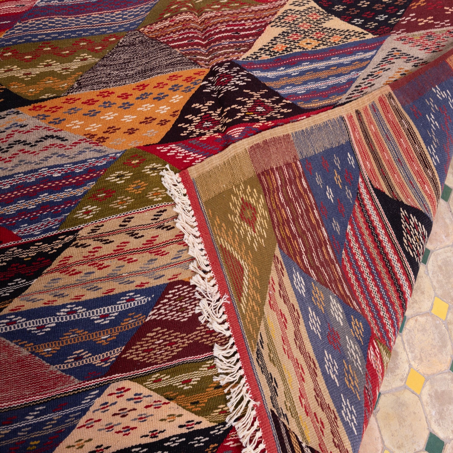 Handwoven Moroccan Akhnif Rug – Geometric Bohemian Beauty ; 5,25 ft /  4,59 ft