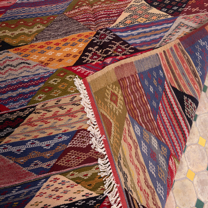 Handwoven Moroccan Akhnif Rug – Geometric Bohemian Beauty ; 5,25 ft /  4,59 ft