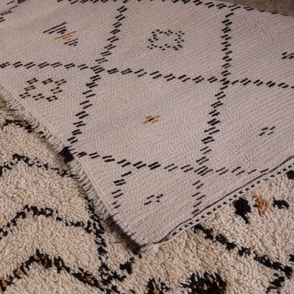 Handwoven Vintage Moroccan Berber Rug – Unique Wool Carpet with Tribal & Geometric Patterns ; 9,19 ft / 5,74 ft