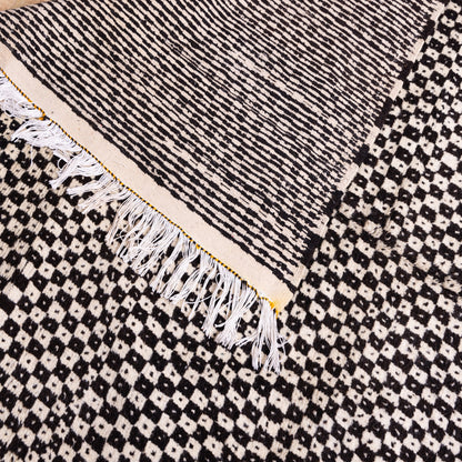 Handwoven Taznakht Moroccan Rug – Black & Beige Geometric Wool Blend Carpet – Authentic Berber Area Rug – 70% Wool, 30% Cotton – Boho & Minimalist Decor ;  8,20 ft / 5,09ft