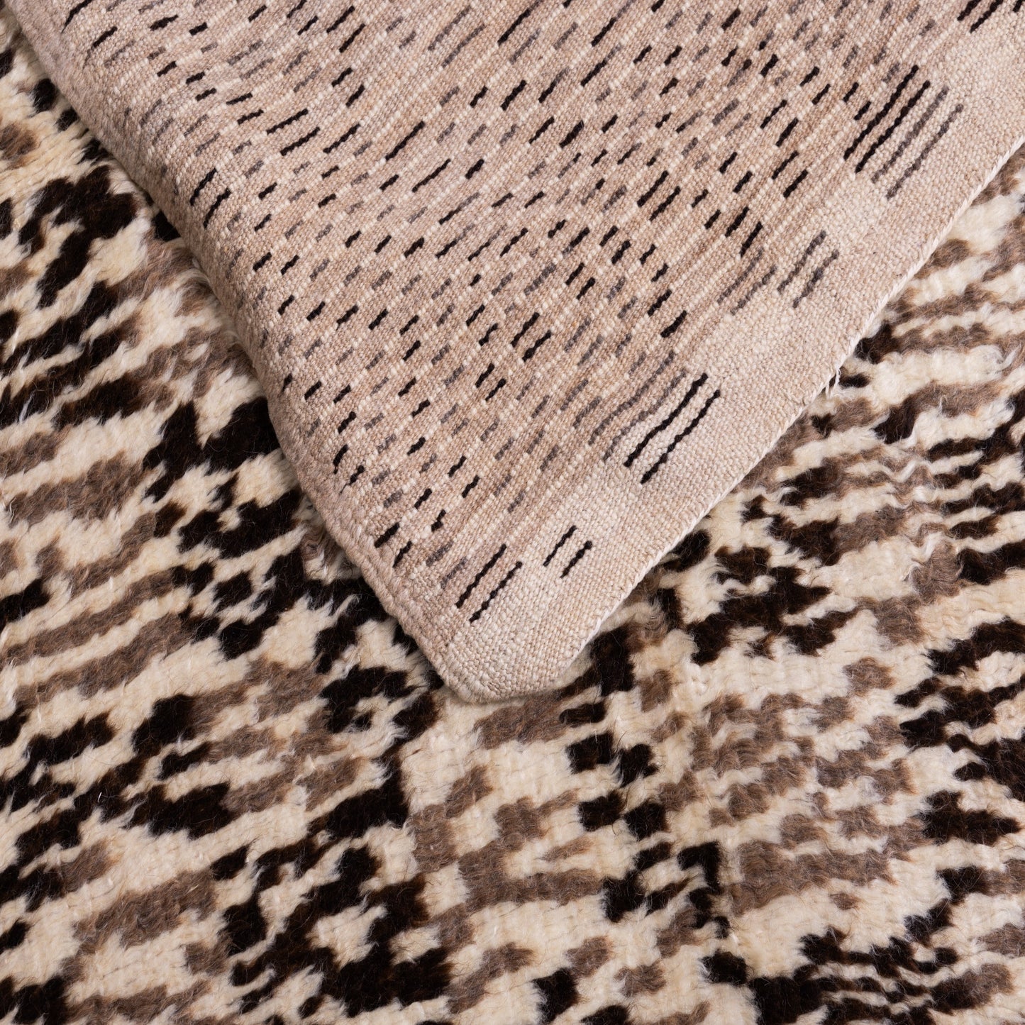 Handwoven Taznakht Moroccan Rug – 100% Wool Black & Beige Abstract Pattern – Authentic Berber Artisan Carpet – Unique Textured Design ; 8,37 ft / 5,25 ft