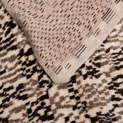 Handwoven Taznakht Moroccan Rug – 100% Wool Black & Beige Abstract Pattern – Authentic Berber Artisan Carpet – Unique Textured Design ; 8,37 ft / 5,25 ft