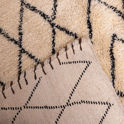 Handwoven Moroccan Berber Rug – Diamond Pattern in Natural Wool ; 8,69 ft  / 5,91 ft