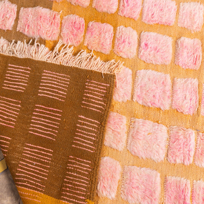 Handwoven Taznakht Moroccan Rug – 100% Wool Pink & Beige Checkerboard Carpet – Authentic Berber Artisan Weaving – Bold Geometric Design ; 5,41 ft / 3,61 ft