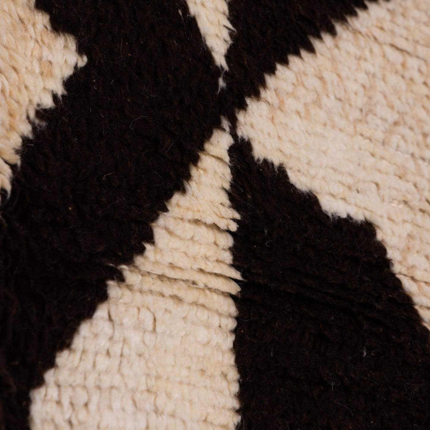 Handwoven Taznakht Moroccan Rug – 100% Wool Cream & Black Abstract Design – Modern Berber Art Rug – Unique Handmade Home Decor ; 8,37 ft / 5,09 ft