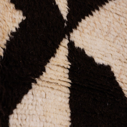 Handwoven Taznakht Moroccan Rug – 100% Wool Cream & Black Abstract Design – Modern Berber Art Rug – Unique Handmade Home Decor ; 8,37 ft / 5,09 ft