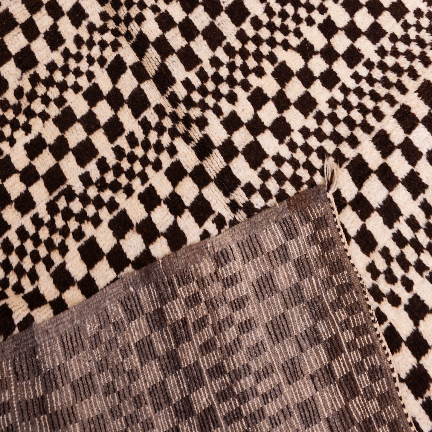 Handwoven Taznakht Moroccan Rug – Black & Beige Striped Checkerboard Wool Blend Carpet – 70% Wool, 30% Cotton – Authentic Berber Tribal Rug ; 8,53 ft / 4,43 ft