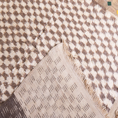 Handwoven Taznakht Moroccan Rug – 100% Wool Brown & Beige Checkerboard Carpet – Authentic Berber Craftsmanship – Geometric Minimalist Design ; 5,09 ft / 3,77 ft