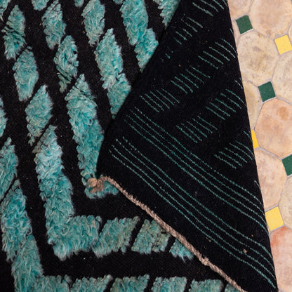 Handwoven Taznakht Moroccan Rug – 100% Wool Green & Black Chevron Carpet – Authentic Berber Artisan Weaving – Bold Geometric Design ;  4,27 ft / 3,12 ft