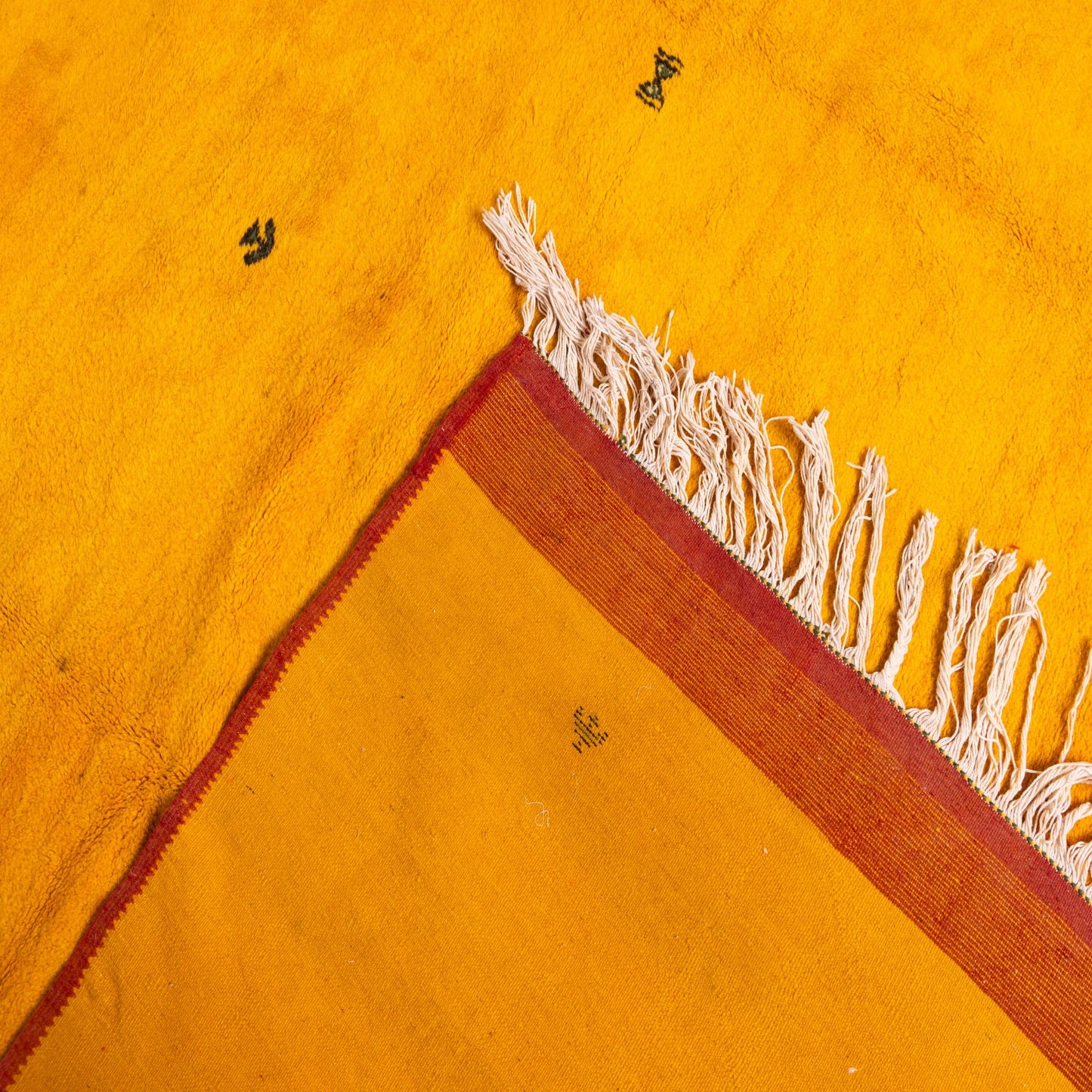 Handwoven Taznakht Moroccan Rug – Golden Yellow Berber Wool Carpet with Minimalist Symbols – 70% Wool, 30% Cotton – Luxurious Bohemian Decor ; 9,68 ft / 9,19 ft