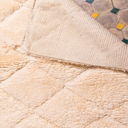 Handwoven Taznakht Moroccan Rug – 100% Wool Beige Diamond Pattern Carpet – Luxurious Plush Berber Rug – Soft Minimalist Design ;  4,27 ft / 3,12 ft