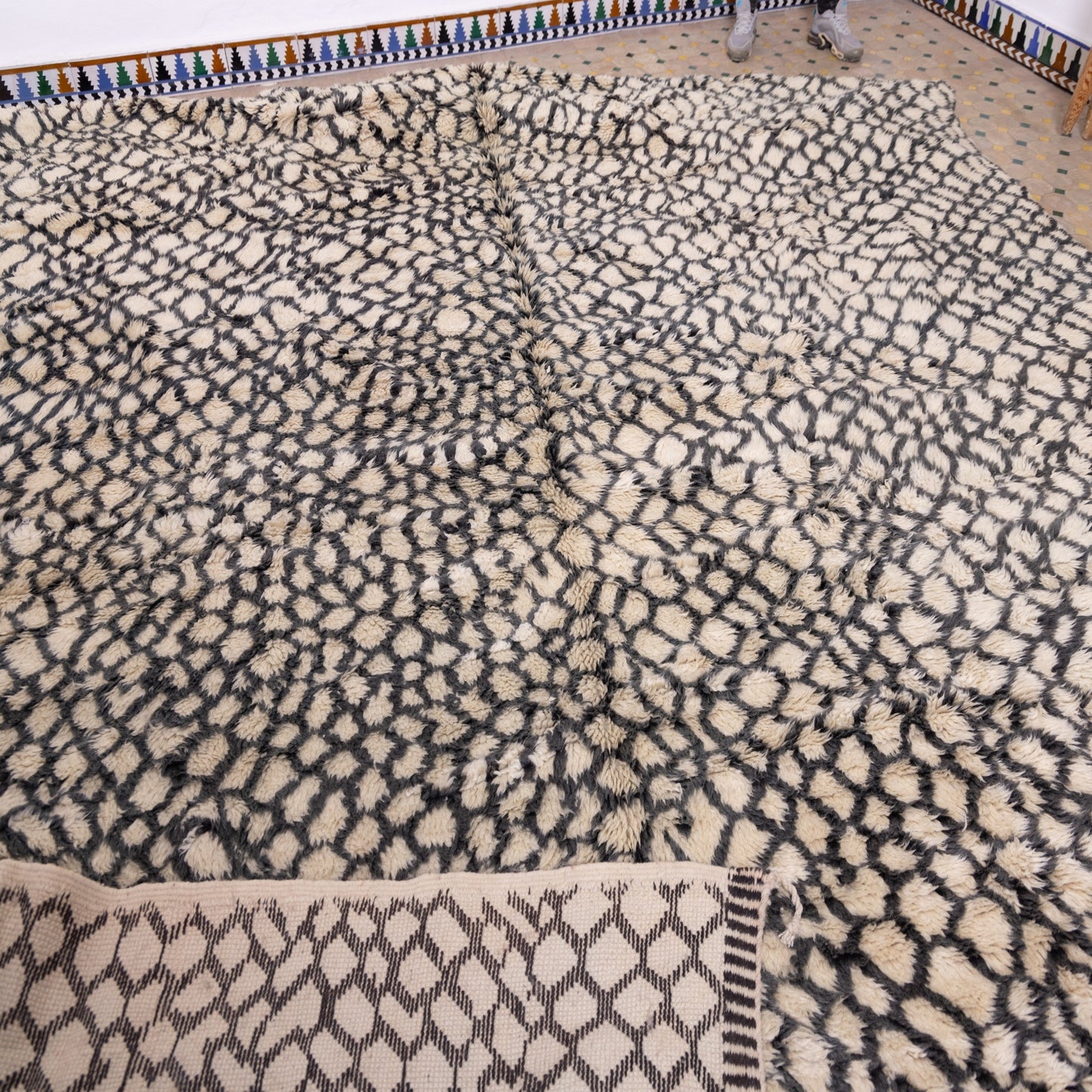 Handwoven Moroccan Mrirt Rug – Luxurious High-Pile Wool Berber Carpet in Black & Beige Geometric Design