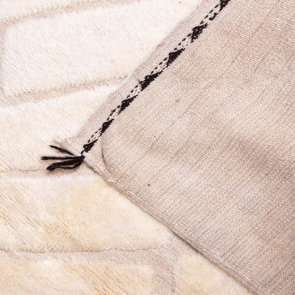 Handwoven Taznakht Moroccan Rug – Cream & Beige Wool Berber Carpet – 70% Wool, 30% Cotton – Minimalist Tribal Design ; 6,89 ft / 3,77 ft
