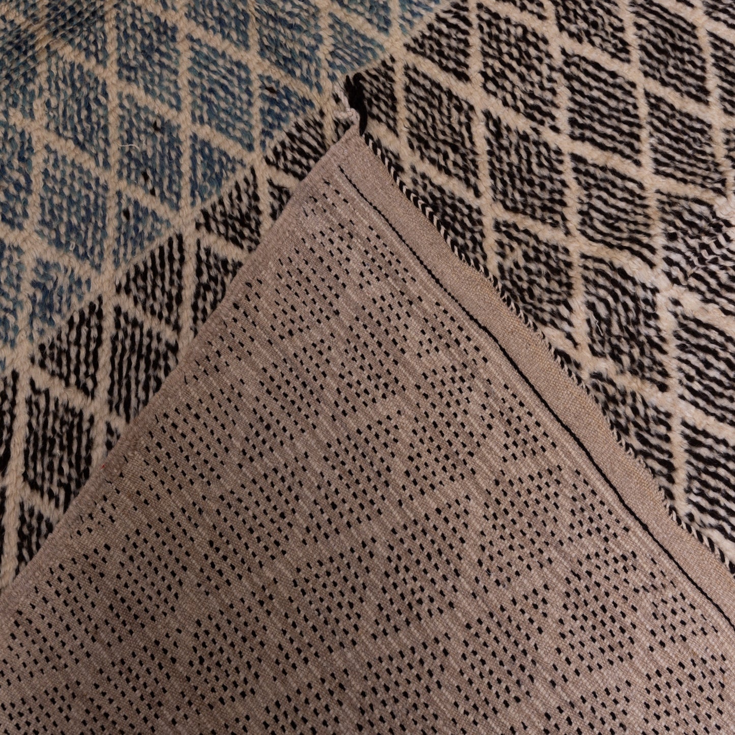 Handwoven Taznakht Moroccan Rug – 100% Wool Black & Beige Diamond Pattern with Blue Accent – Authentic Berber Tribal Design ;  9,02 ft / 5,41 ft